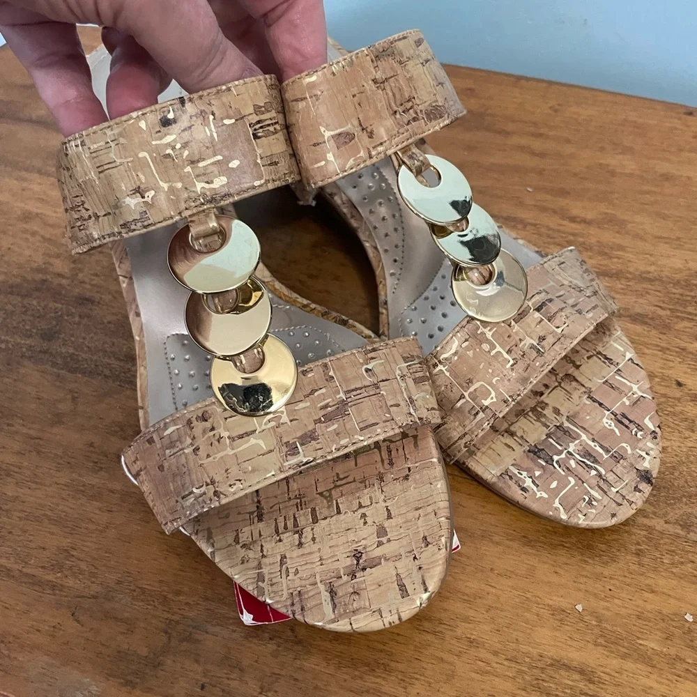 Dexflex Comfort Sandals with Gold Accents Size 10 NWT